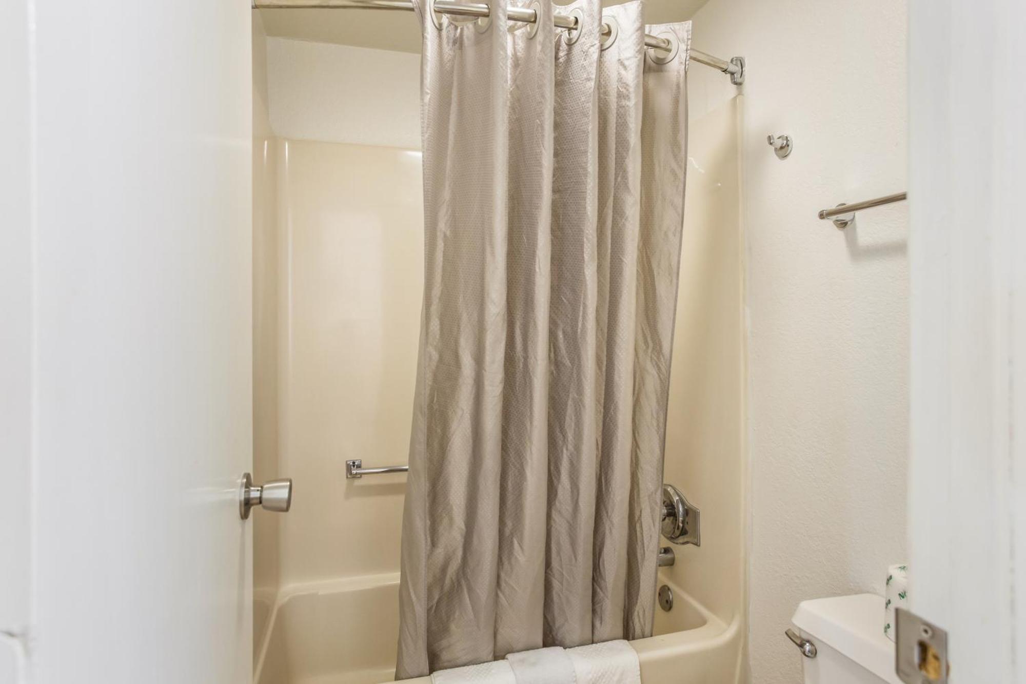 לורנס Econo Lodge University מראה חיצוני תמונה